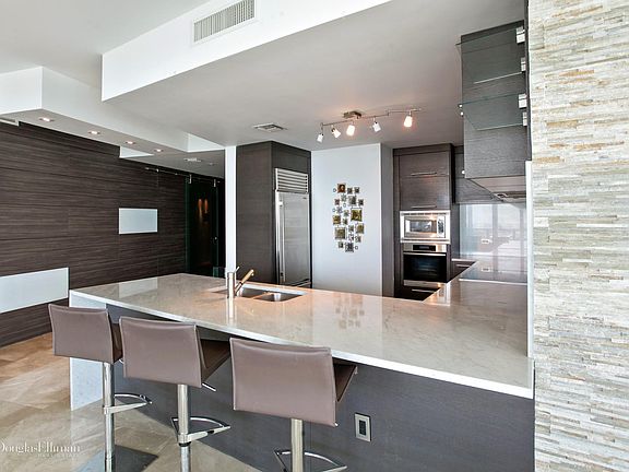 3rd image of 900 Biscayne Blvd APT 3006