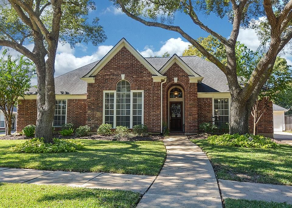 This 4 bedroom, 2.5 bath home in Cinco Ranch Greenway has been completely updated!