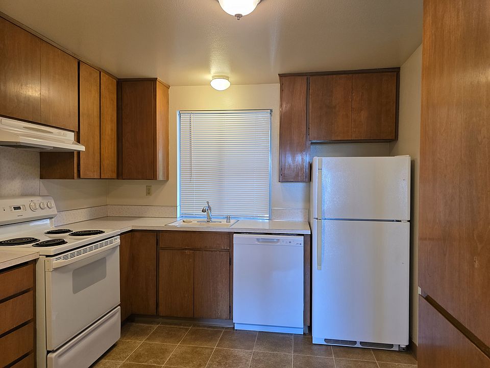 Enjoy a bright kitchen layout, complete with essential appliances and room to spread out.