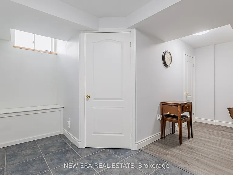 1031 Lake Dr N #LOWER — Photo 2