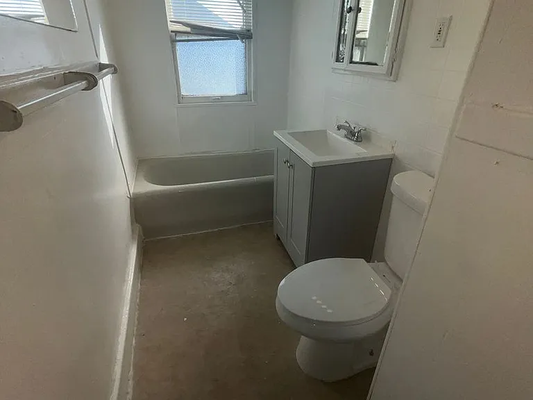 2645 W Grand St — Photo 11