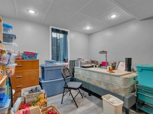 909 Wylde Green Rd, Iowa City, IA 52246