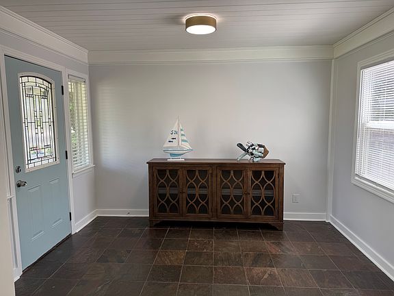 Foyer/office space