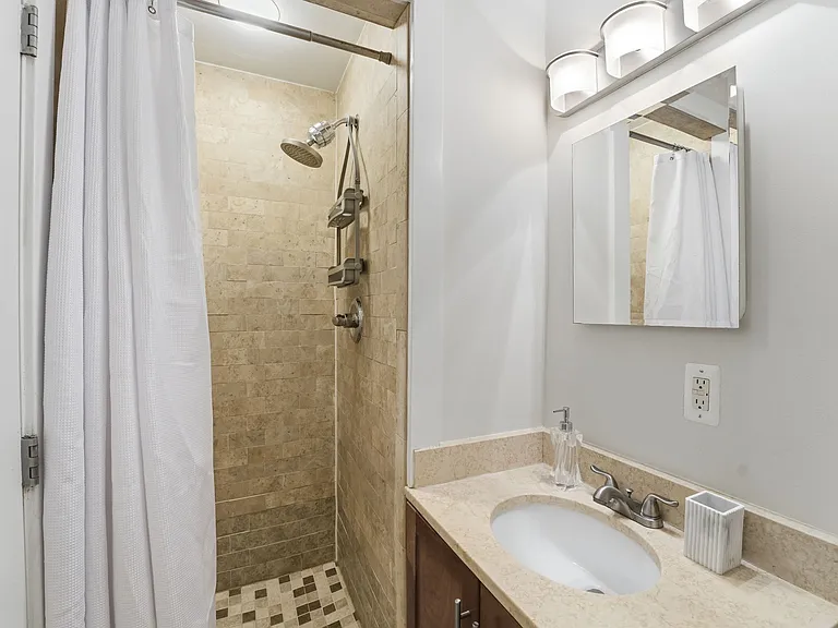 14 S St NE #201 — Photo 23