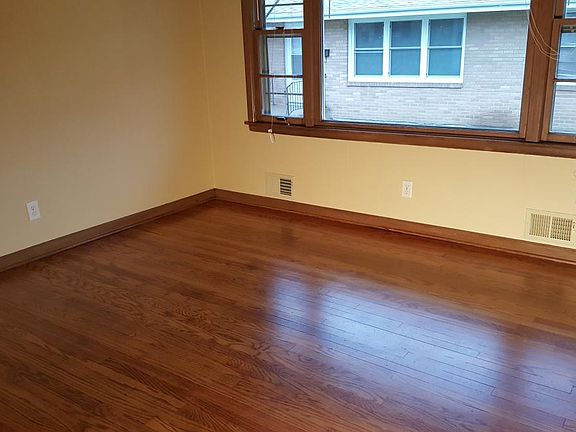 3rd image of 3207 Montrose Ave
