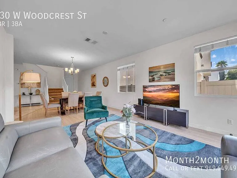 630 W Woodcrest St — Photo 2