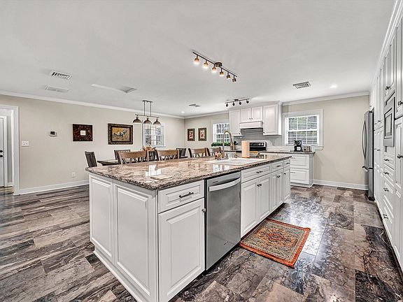 5th image of 763 Oakwood Dr SW