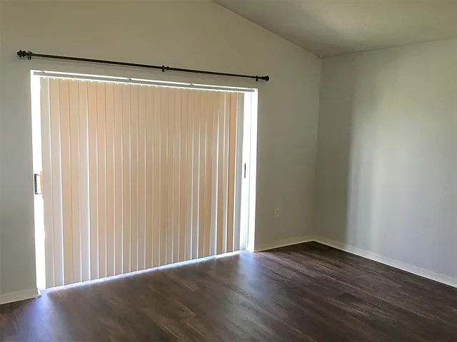 3 bed, 2.0 bath, 1392 sqft, $2,330 — Photo 3