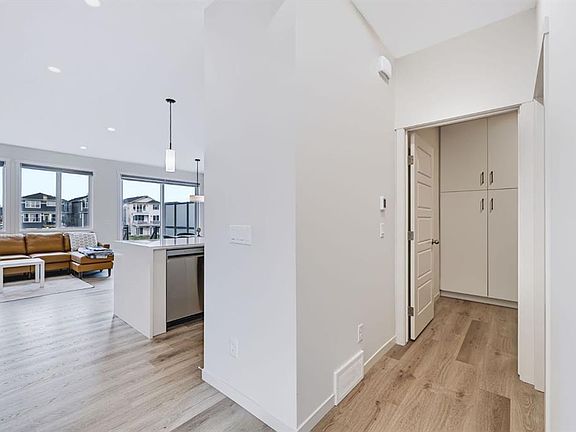5th image of 529 N Chelsea Gdns