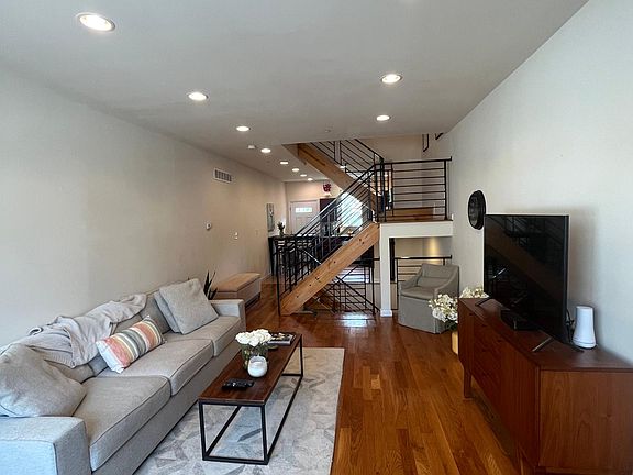 2nd image of 2054 Annin St