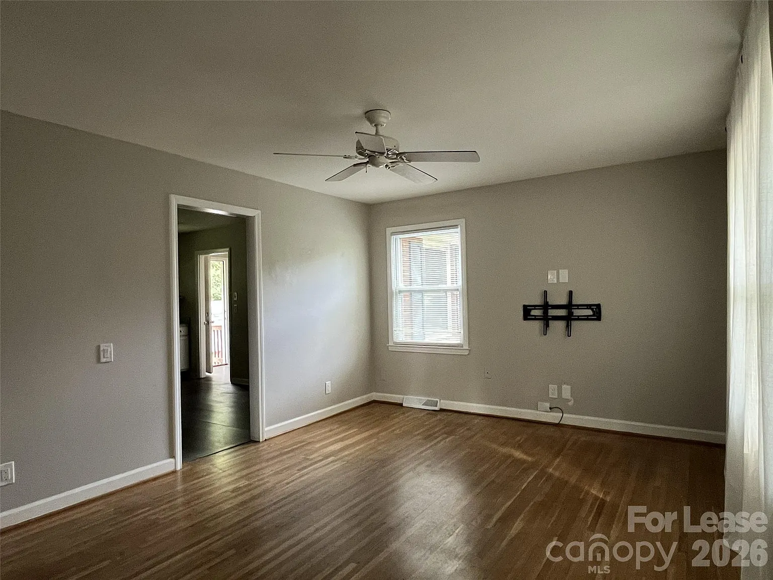 3 bed, 1.5 bath, 1124 sqft, $1,750 — Photo 4