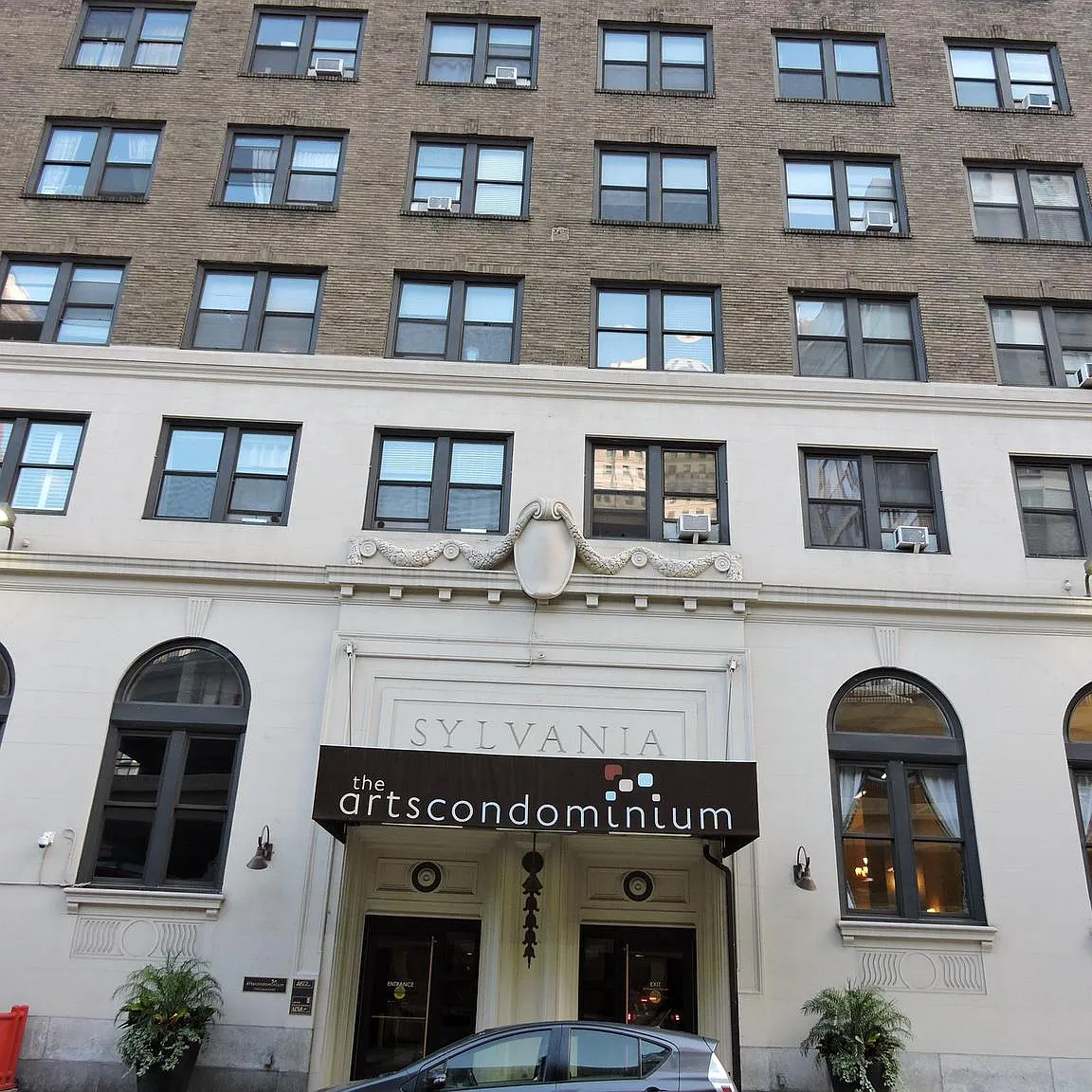 Arts Condominium — Photo 1