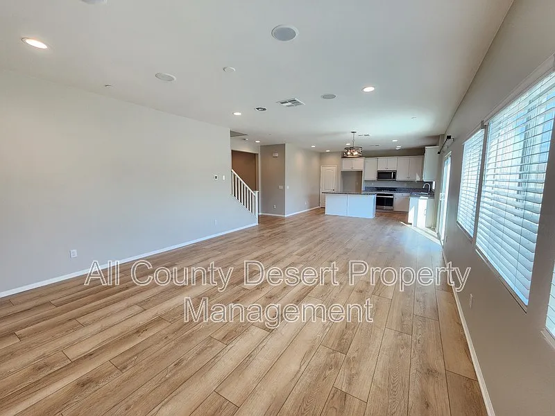 3 bed, 2.5 bath, 2000 sqft, $2,800 — Photo 2