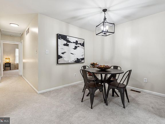 5th image of 552 Elizabeth Ln