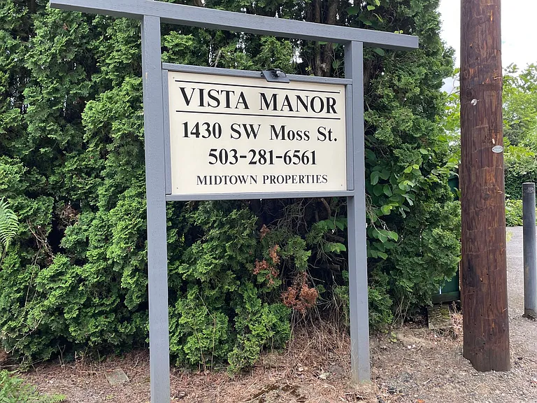 1430 SW Moss St — Photo 2
