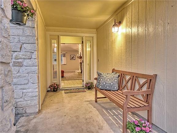 5th image of 801 Grapevine Dr