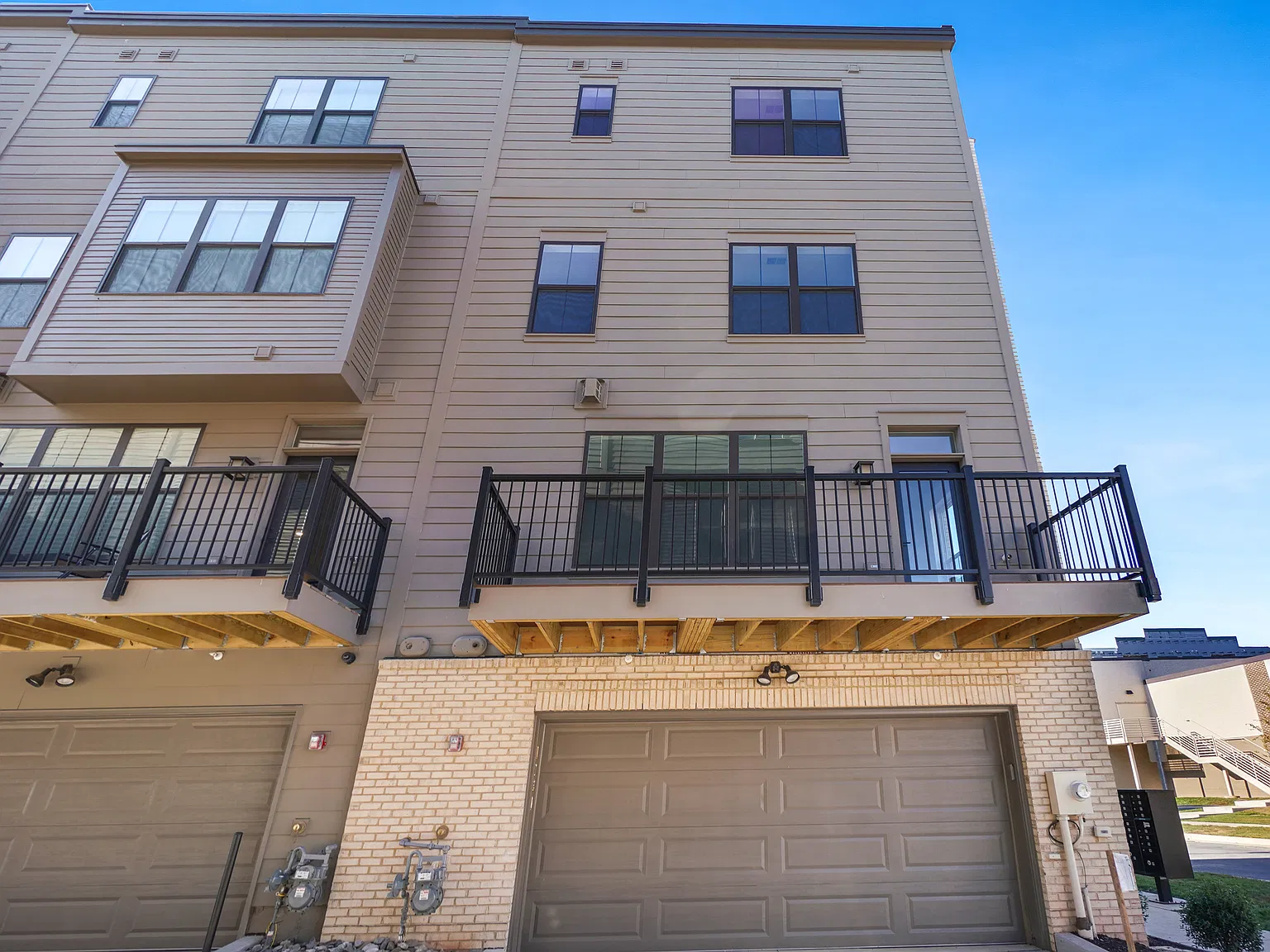 5 bed, 4.5 bath, 2873 sqft, $7,000 — Photo 2