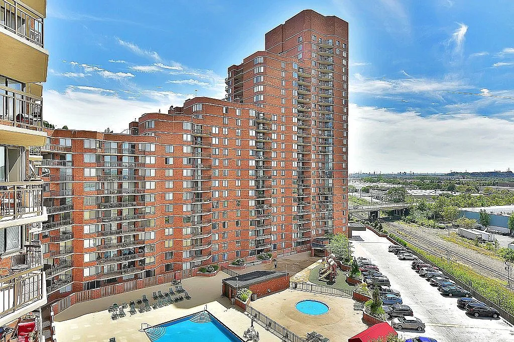 336 Harmon Cove Tower photo 1