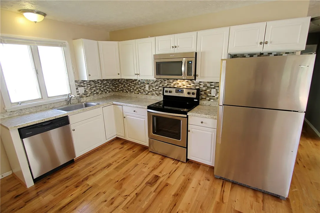 3 bed, 1.0 bath, 1008 sqft, $1,995 — Photo 4