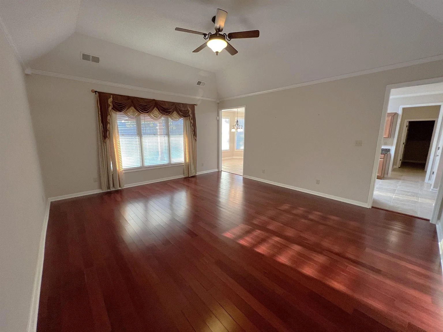 4 bed, 3.5 bath, 3463 sqft, $3,225 — Photo 4
