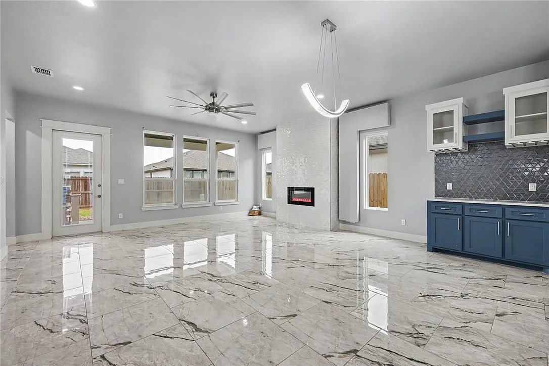 4 bed, 3.0 bath, 2270 sqft, $2,890 — Photo 3