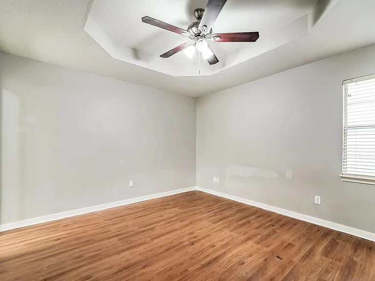 1659509_023_main_bedroom_13481483.jpg