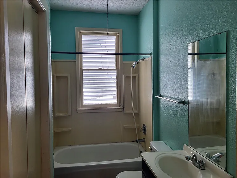 4401 Avenue Q 1/2 #2 — Photo 3