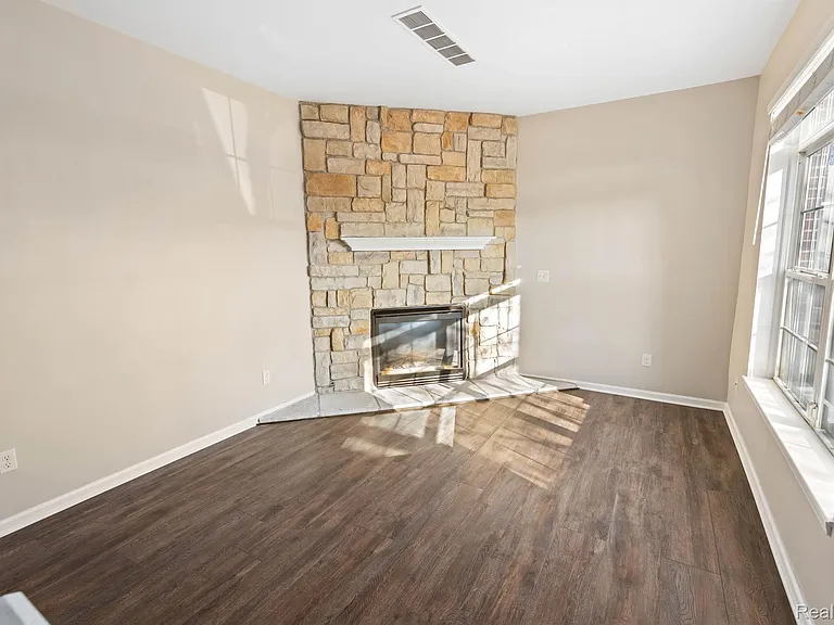 890 Lothrop Rd — Photo 2