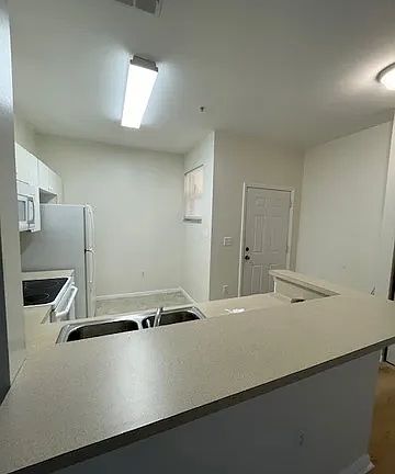 3rd image of 15417 Bellamar Cir APT 823