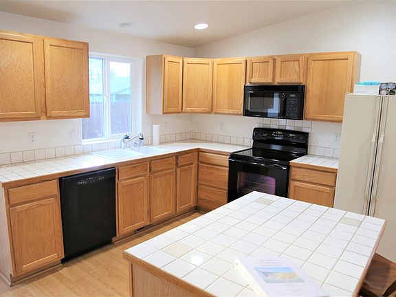 3rd image of 137 SW Wake Robin Ave