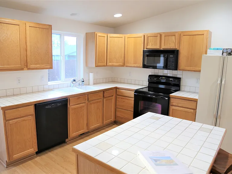 137 SW Wake Robin Ave — Photo 3