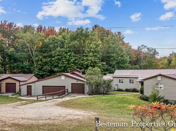 2153 S Evergreen Dr, White Cloud, MI 49349