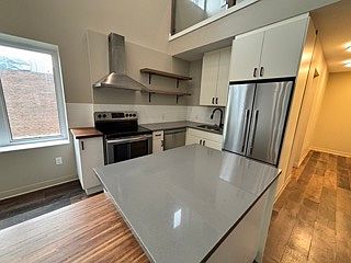 2nd image of 291 Nassau St N #2