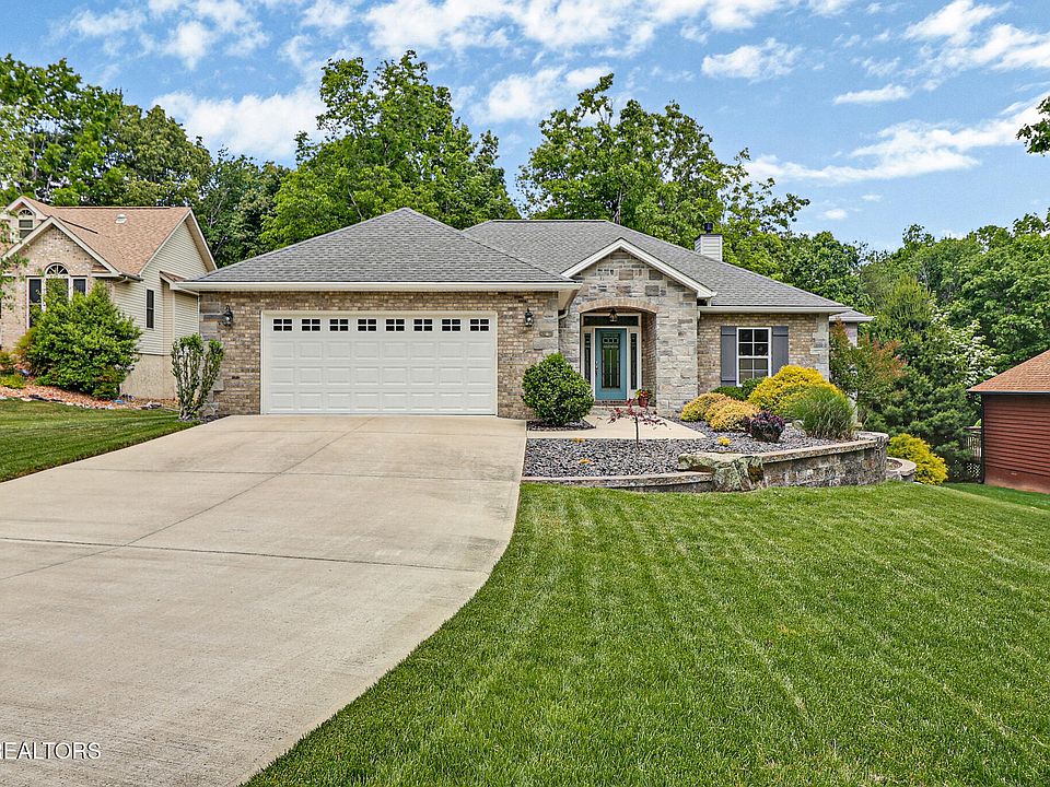 1st image of 10 Brooks Ln