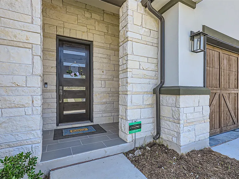 704 Palamos Dr — Photo 3