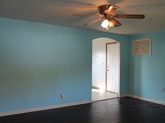 4th image of 325 Holiday Dr