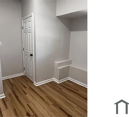 229 N Curley St — Photo 4
