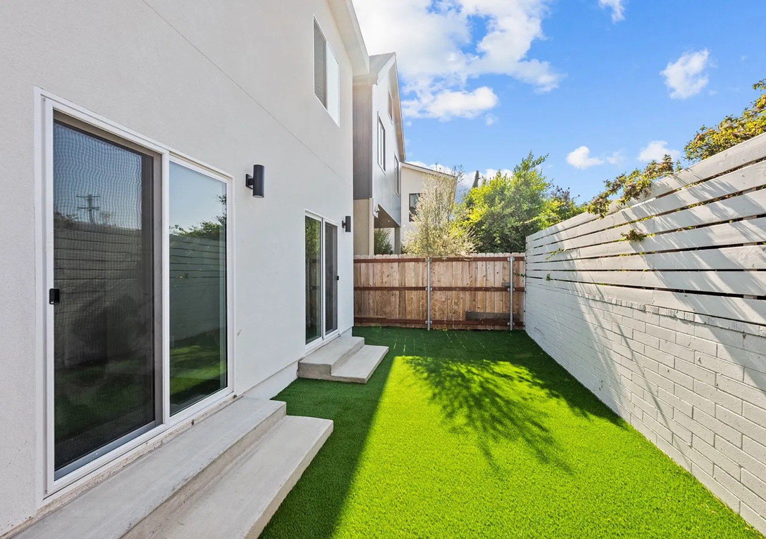 Private rooftop deck with wet bar & turfed yard! — Photo 2