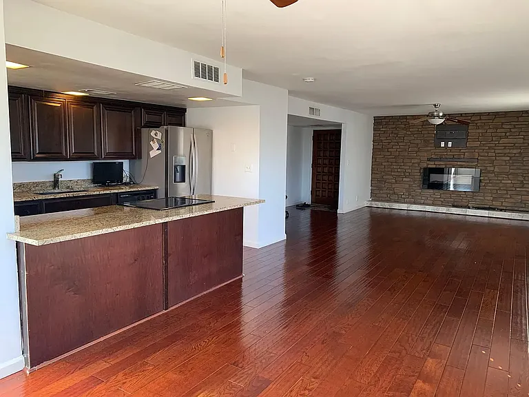3201 W Christy Dr — Photo 2