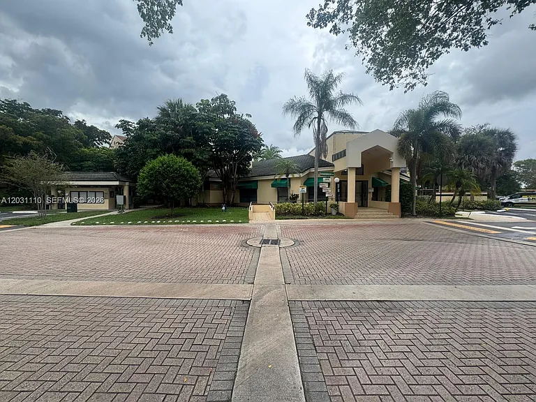 E Sunrise Lakes Dr — Photo 22