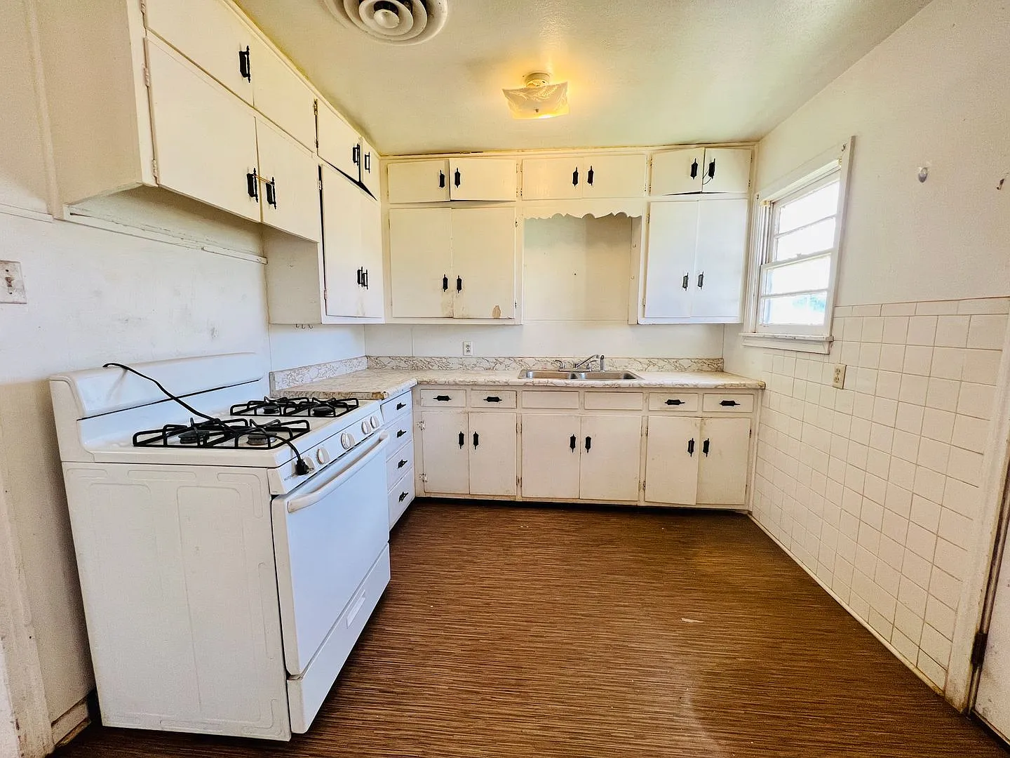 Great 2 Bedroom in Arnett Benson Area — Photo 3