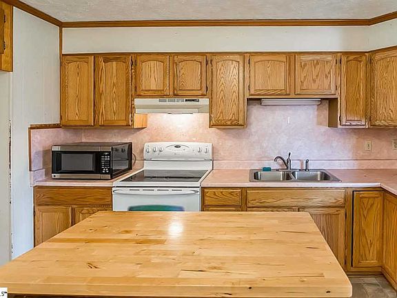 5th image of 225 Lorraine Dr