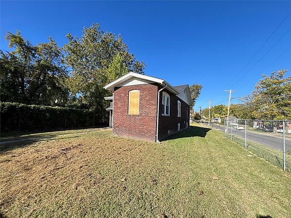 4th image of 4122 Cedarwood Ave