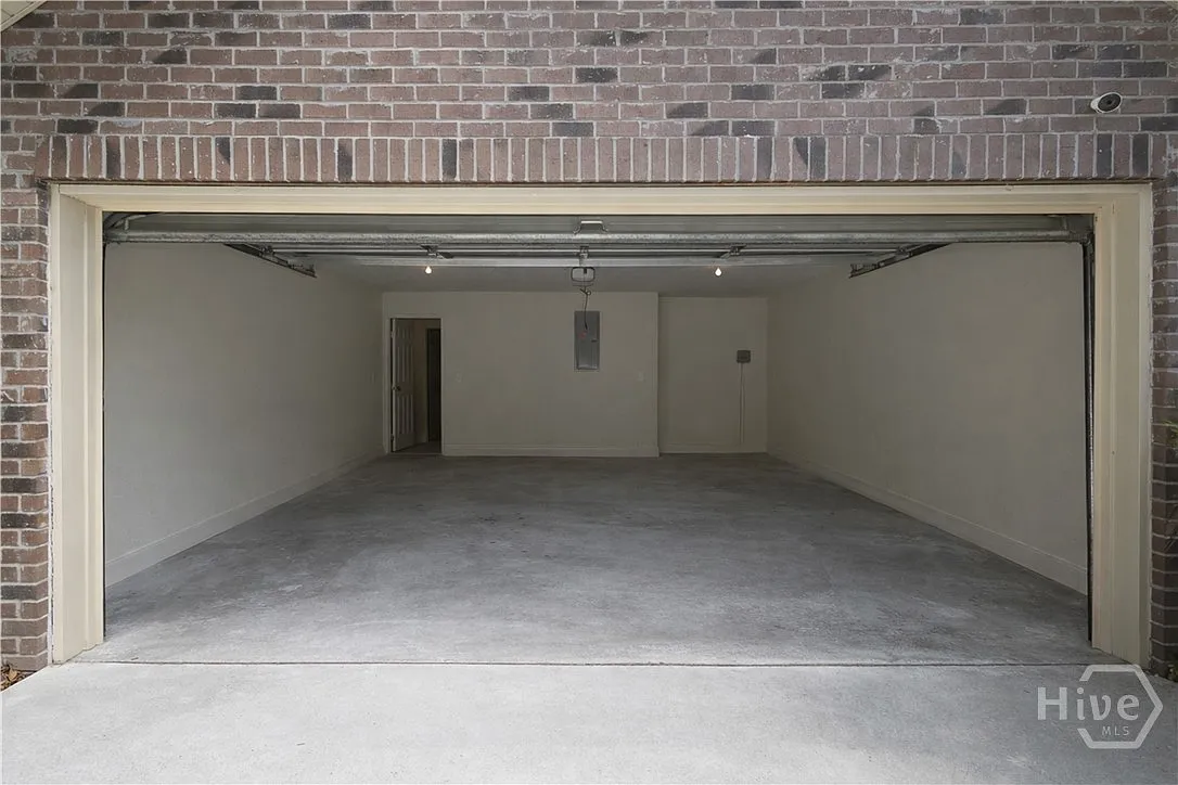 5 bed, 2.5 bath, 2743 sqft, $3,500 — Photo 2