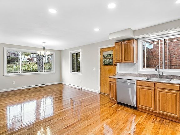5th image of 387 Lawrence Rd