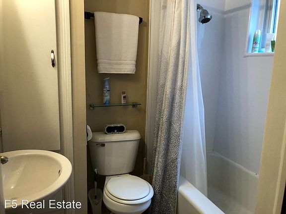3rd image of 1764 Northwest Blvd APT C