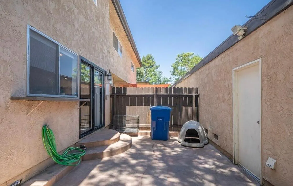 2 bed, 1.5 bath, 1069 sqft, $2,500 — Photo 3