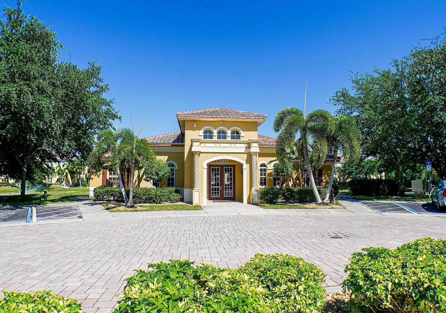 Well maintained 2 bed 2 bath Condo in the heart of Fort myers with lake view — Photo 1