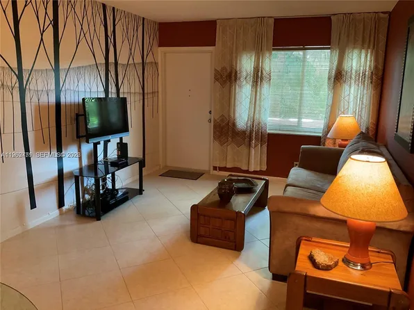 2110 NE 39th St APT 4B, Fort Lauderdale, FL 33308