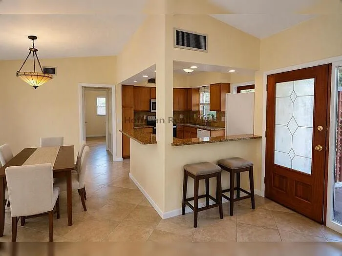 3 bed, 2.0 bath, 1387 sqft, $2,750 — Photo 3
